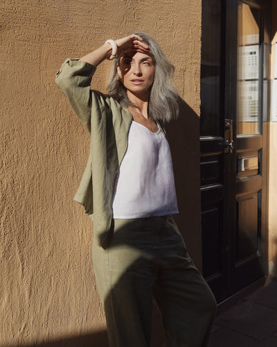 Linen kimono jacket BANOS in Sage - MagicLinen modelBoxOn