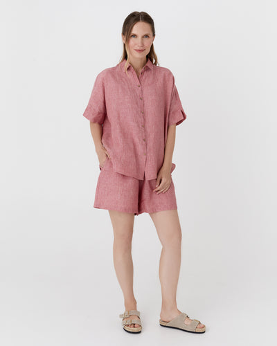 Short-sleeved linen top CABRERA in Cranberry - MagicLinen modelBoxOn