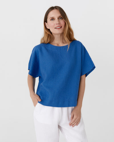 Loose-fit linen top MIDWAY in Cobalt blue - MagicLinen modelBoxOn