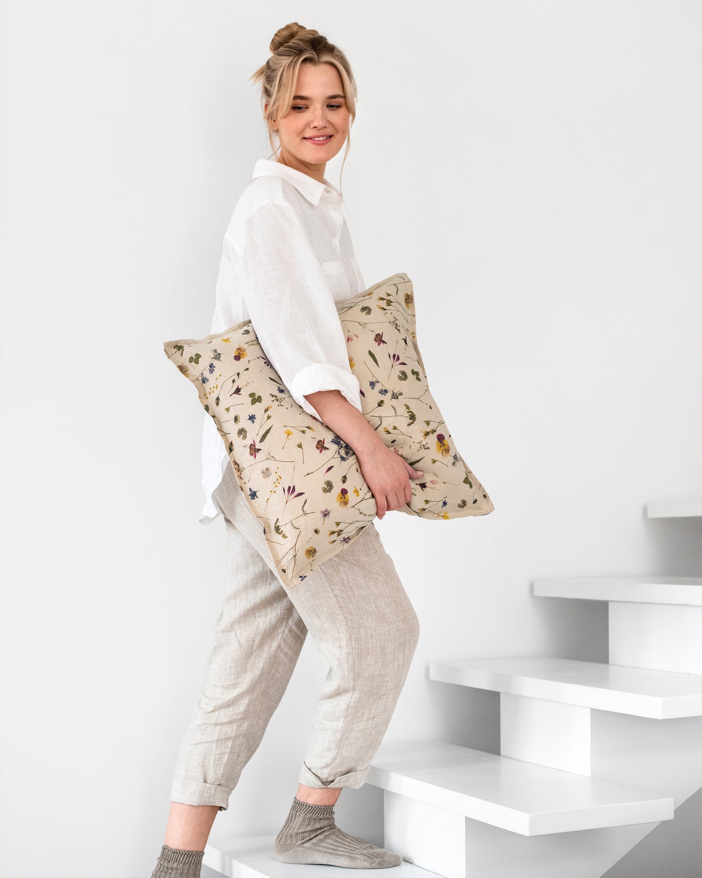 Pillow cover with buttons in Botanical print - MagicLinen