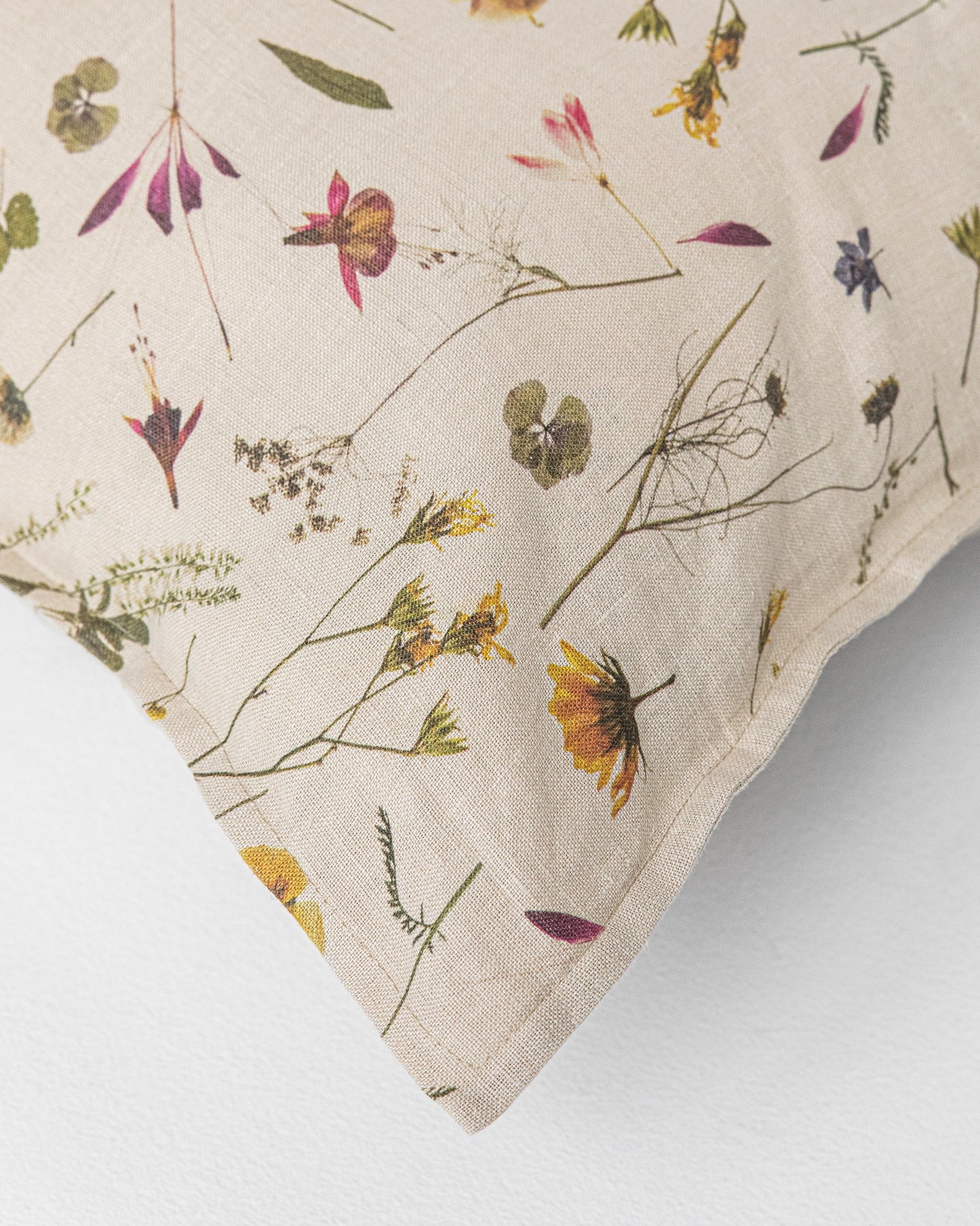 Pillow cover with buttons in Botanical print - MagicLinen