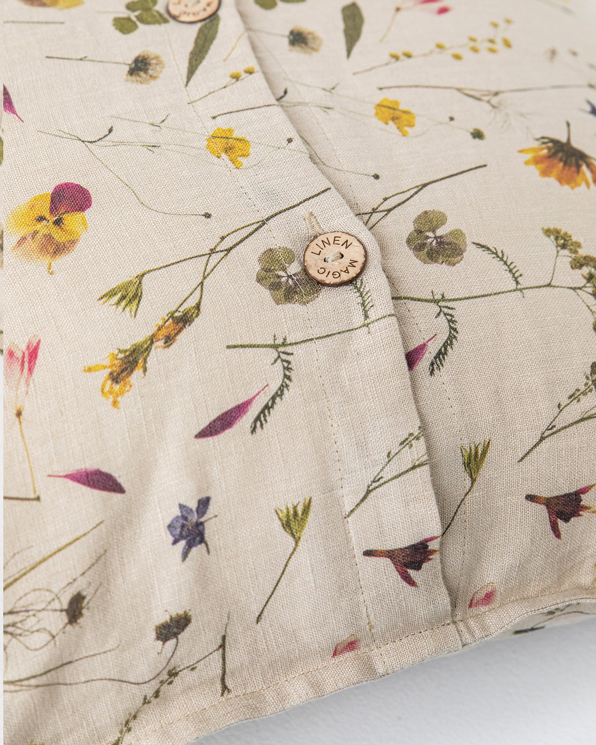 Pillow cover with buttons in Botanical print - MagicLinen