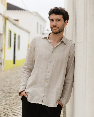 MagicLinen Natural flax CHICAGO linen shirt, fitted silhouette with hip-length coverage modelBoxOn2