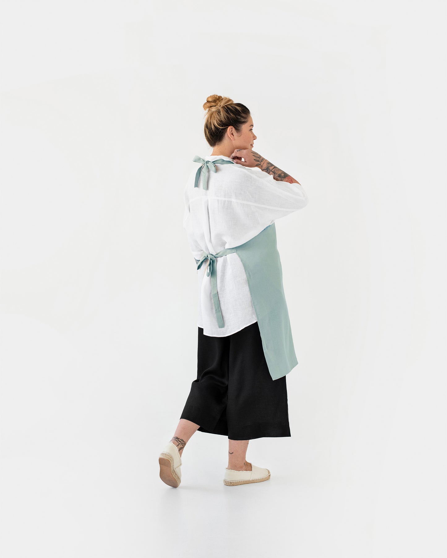 Linen bib apron in Dusty blue | MagicLinen