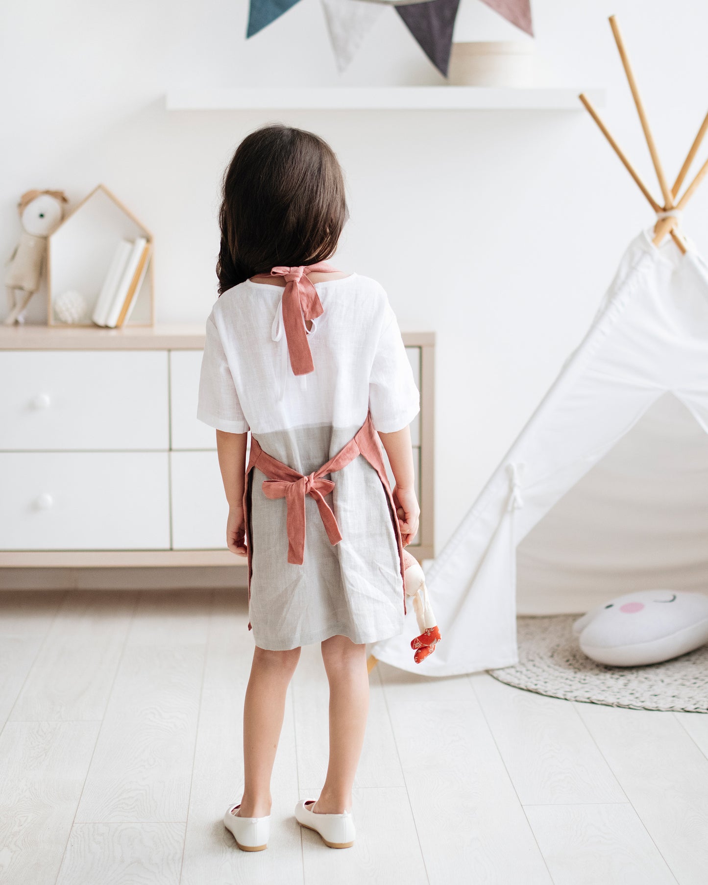Linen apron for kids in Woodrose - MagicLinen