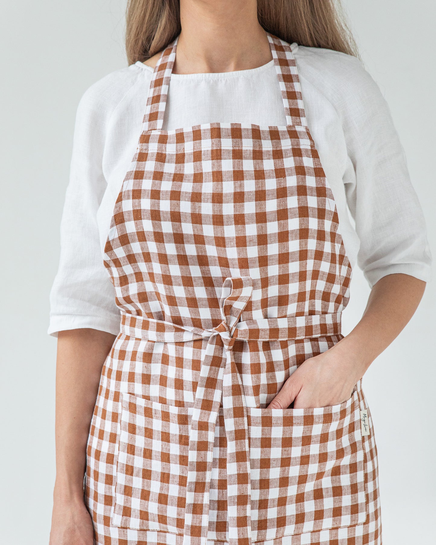 Linen bib apron in Cinnamon gingham - MagicLinen