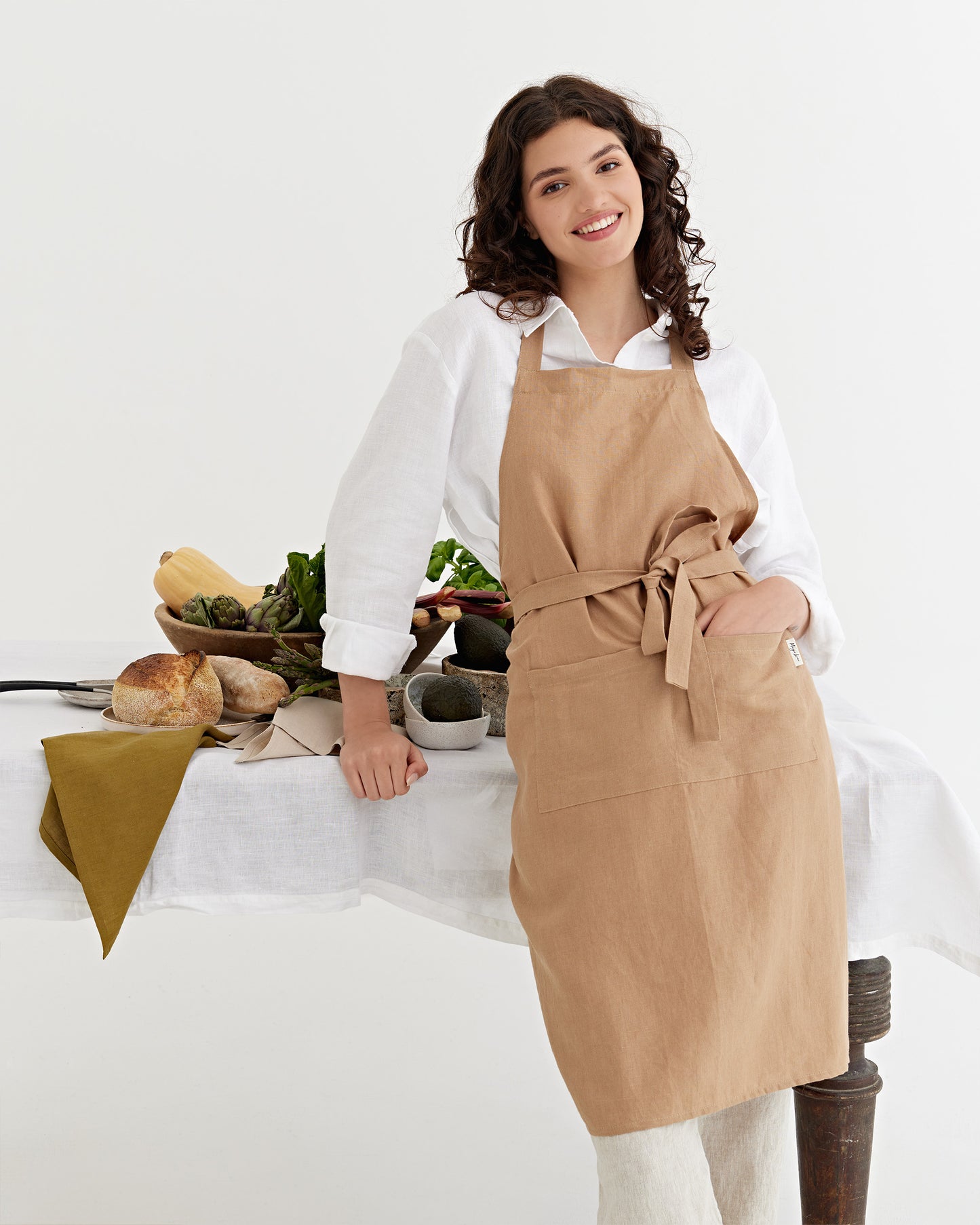 Linen bib apron in Latte | MagicLinen