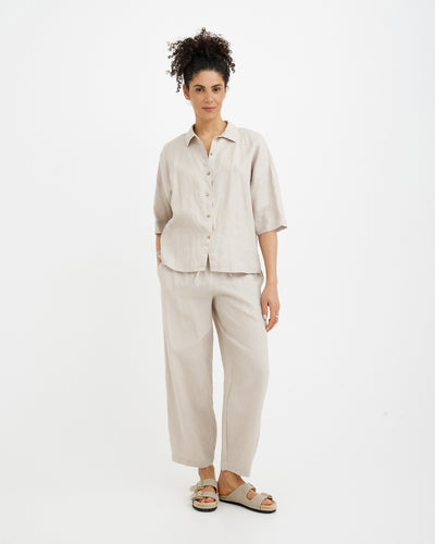 Linen pajama set AVEIRA in Natural flax | MagicLinen modelBoxOn2