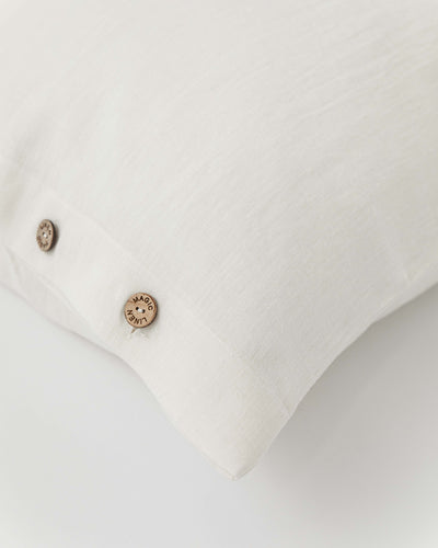 Linen pillowcase with buttons in White - MagicLinen