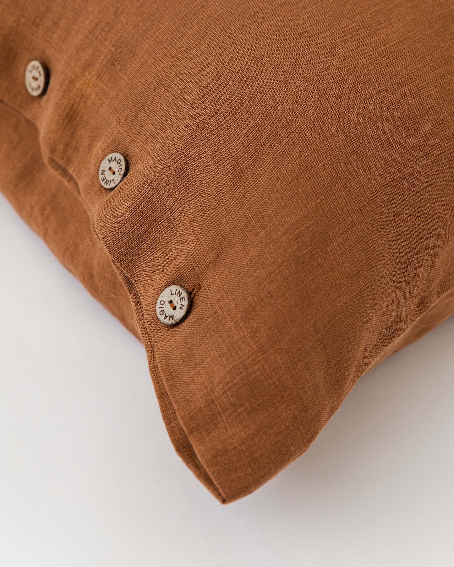 Linen pillowcase with buttons in Cinnamon - MagicLinen