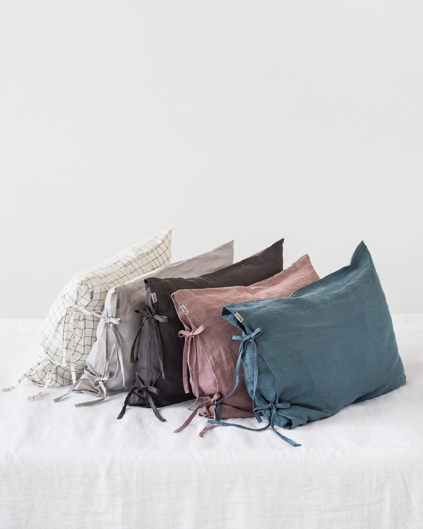 Linen pillowcase with ties in Blue melange - MagicLinen