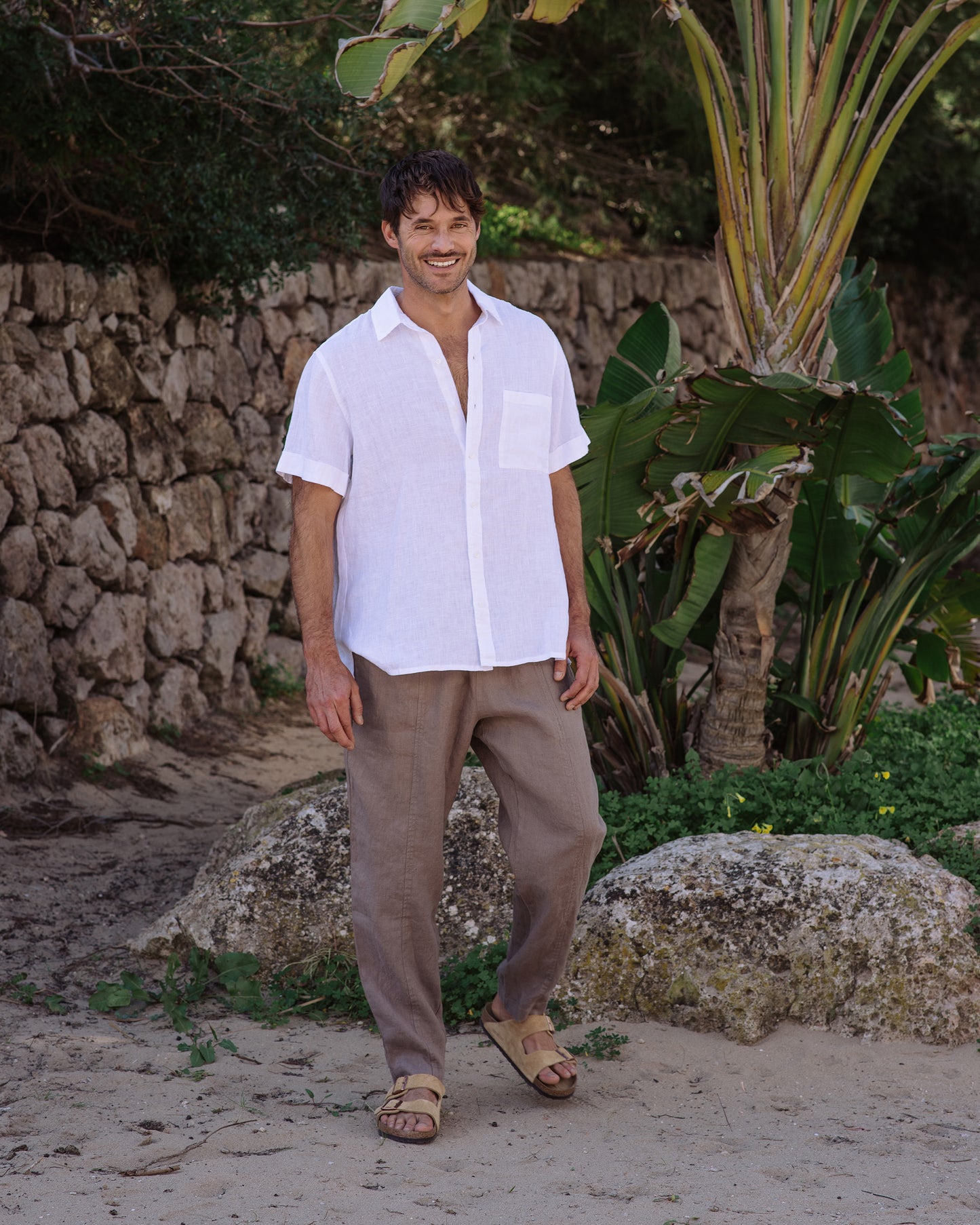 Men's linen pants TRUCKEE in Deep taupe | MagicLinen modelBoxOn2