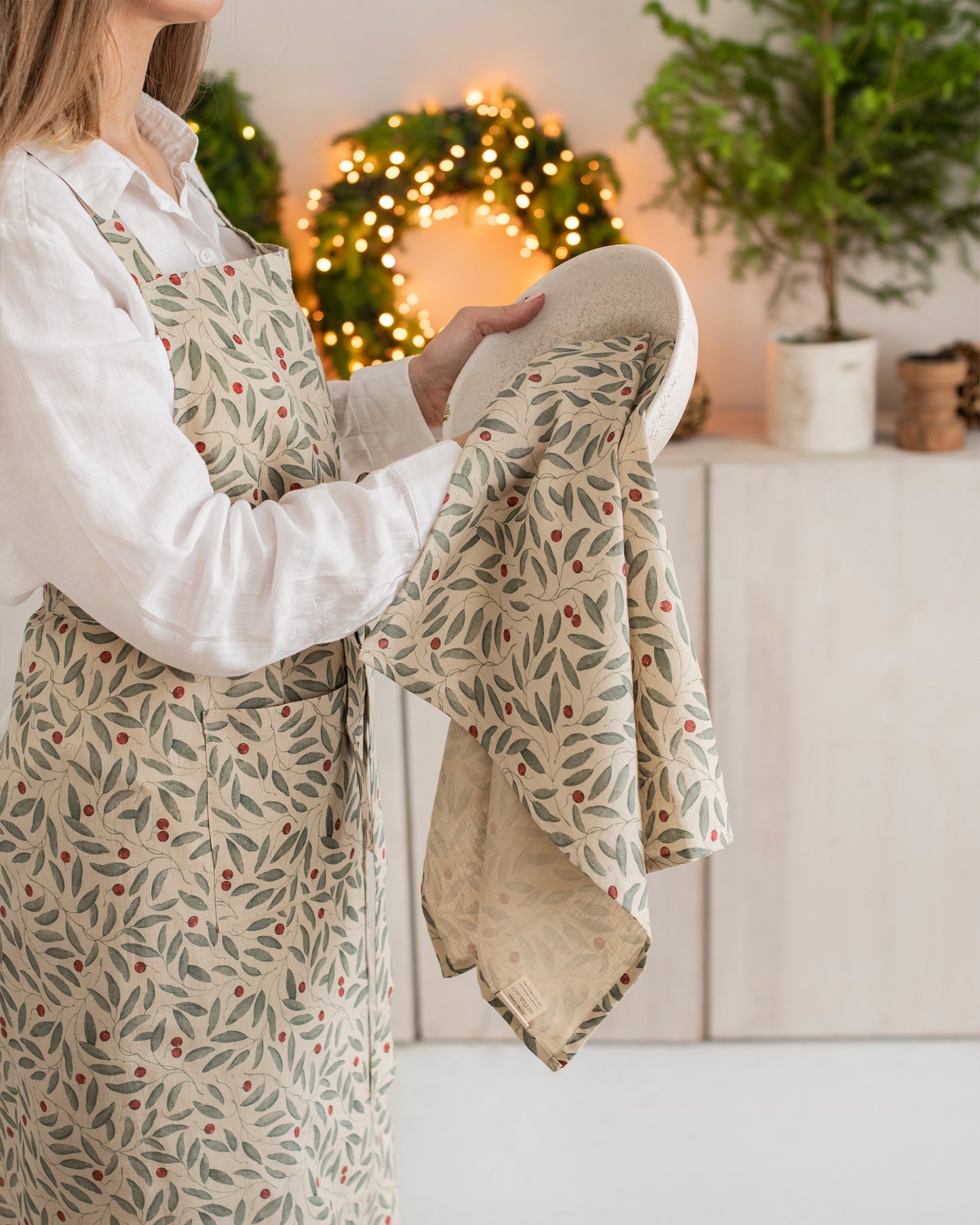 Linen tea towel in Mistletoe print - MagicLinen