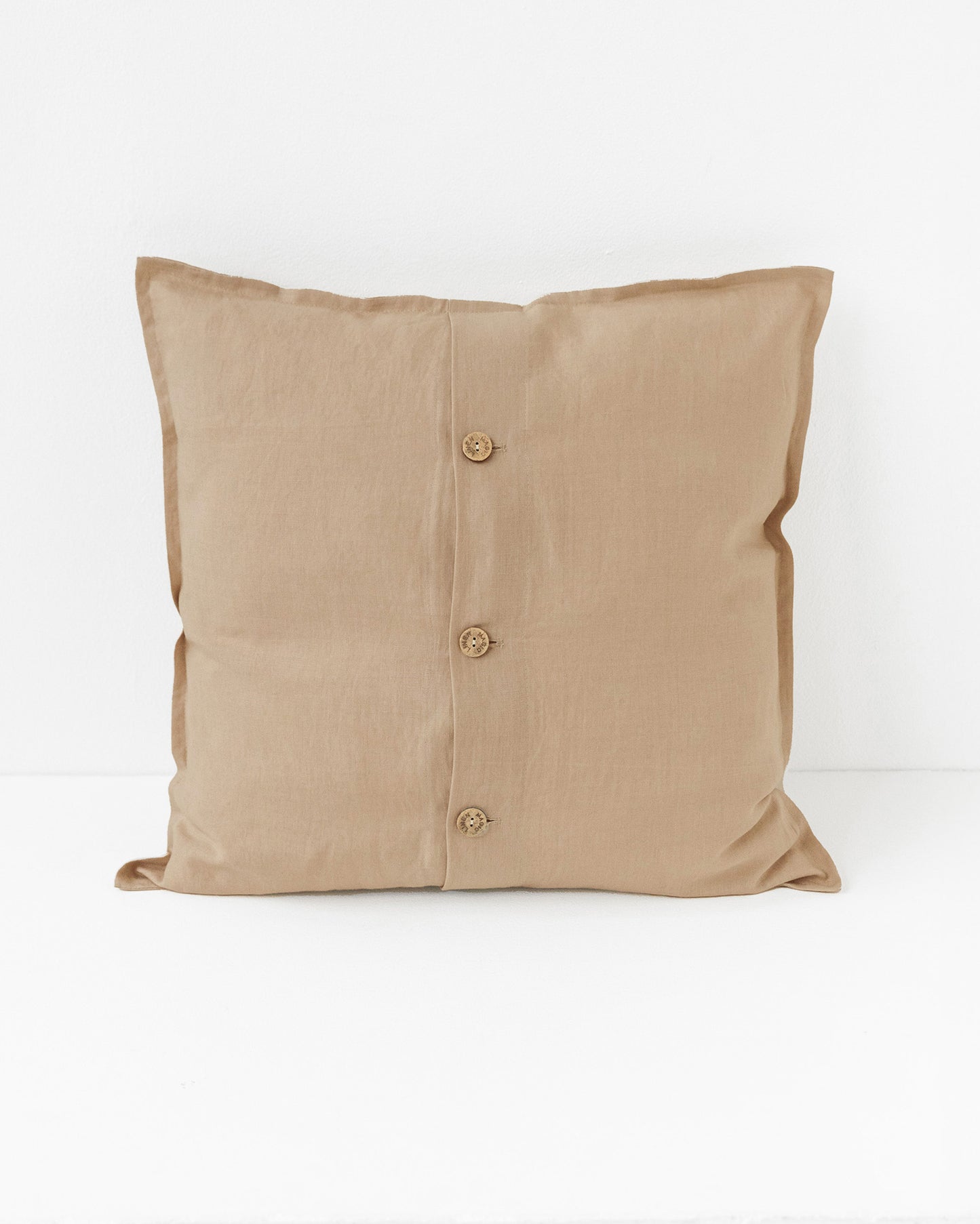 Kissenbezug mit Knöpfen in Latte