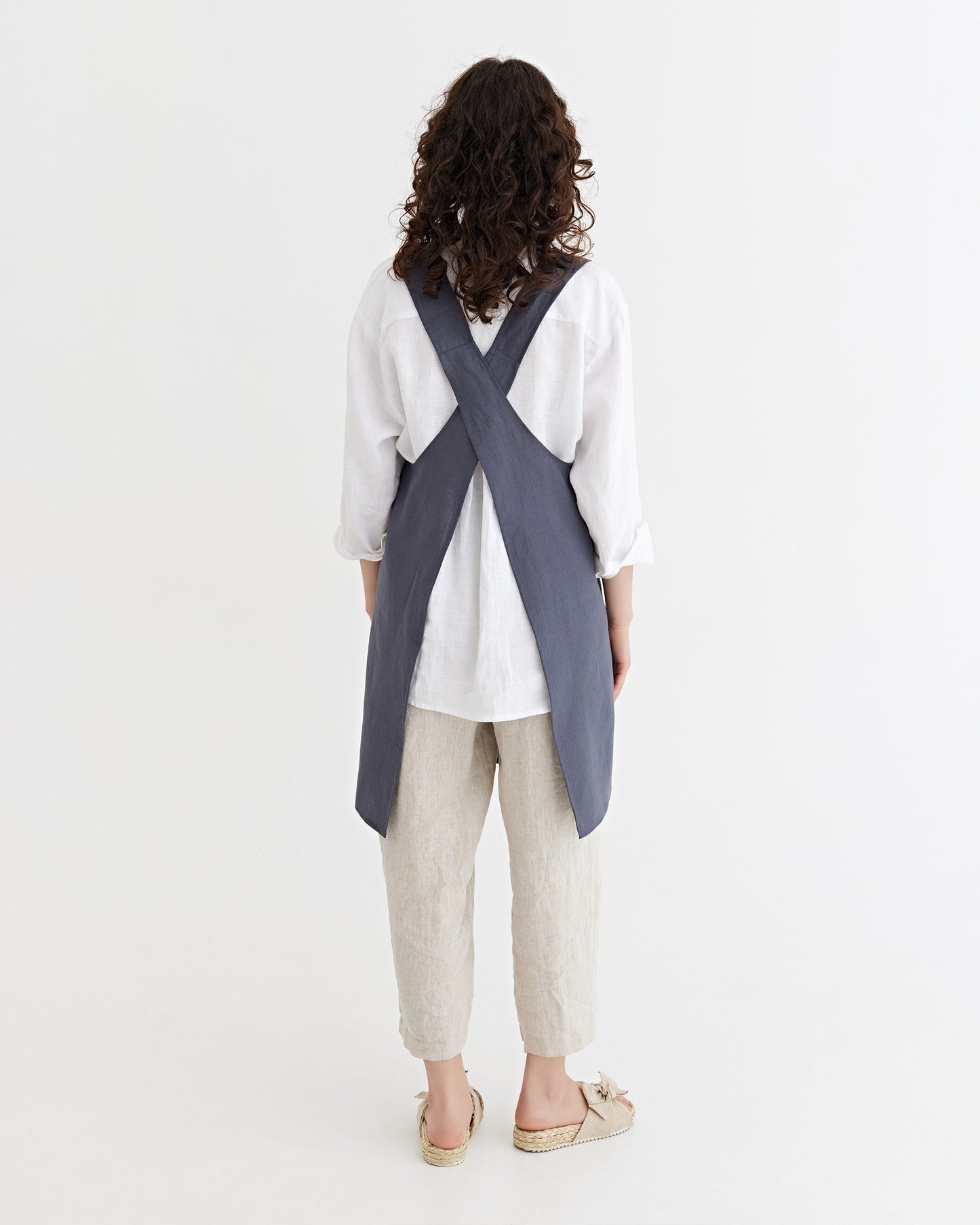 Pinafore cross-back linen apron in Charcoal gray | MagicLinen