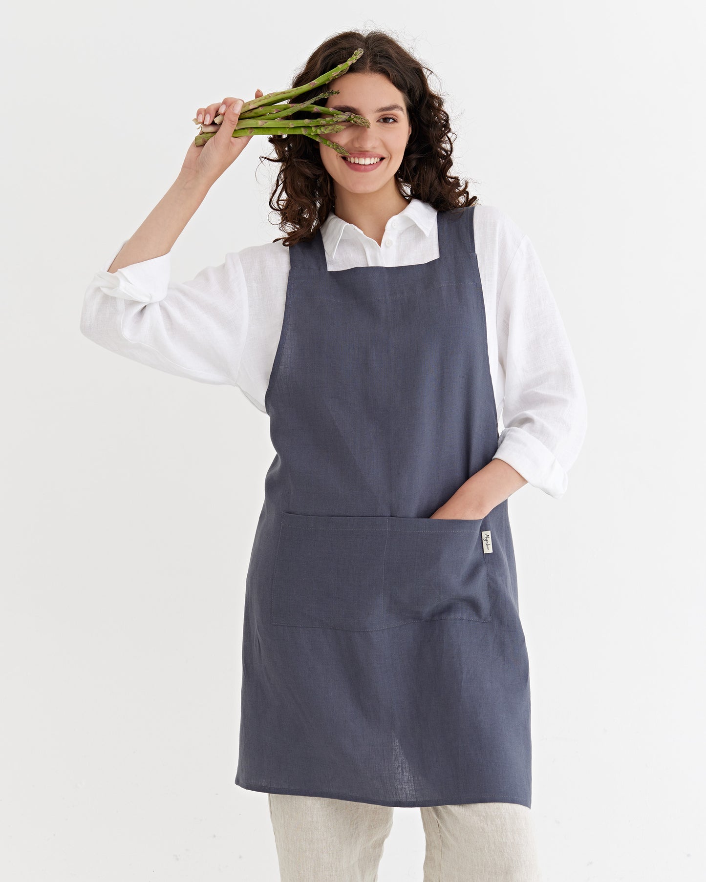 Pinafore cross-back linen apron in Charcoal gray | MagicLinen