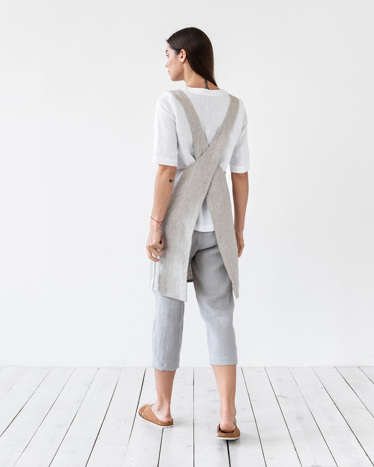 Pinafore cross-back linen apron in Light gray - MagicLinen