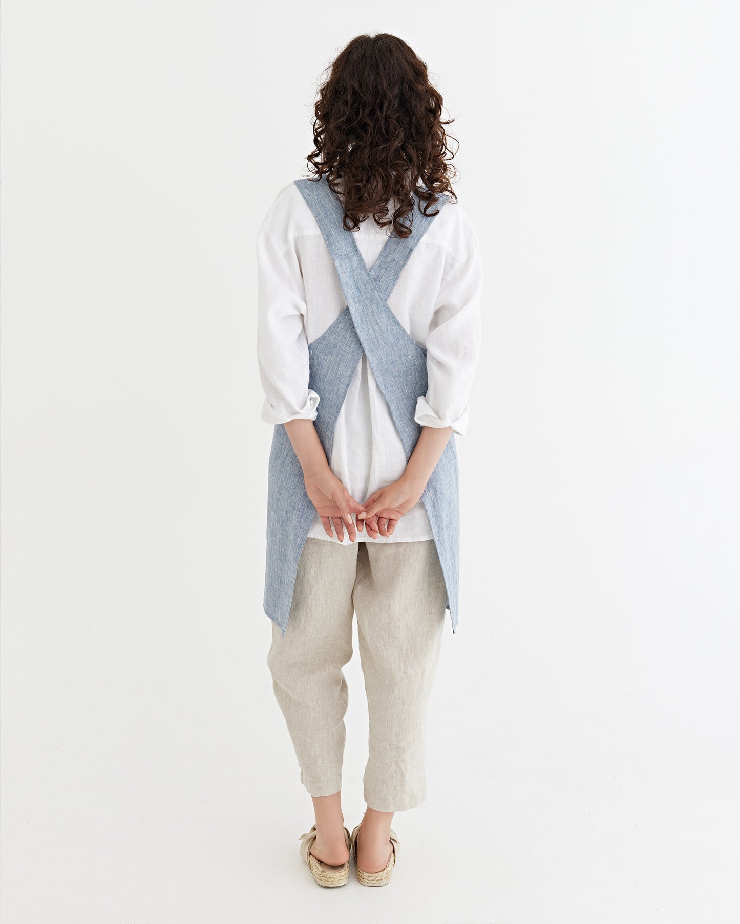 Pinafore cross-back linen apron in Blue melange | MagicLinen