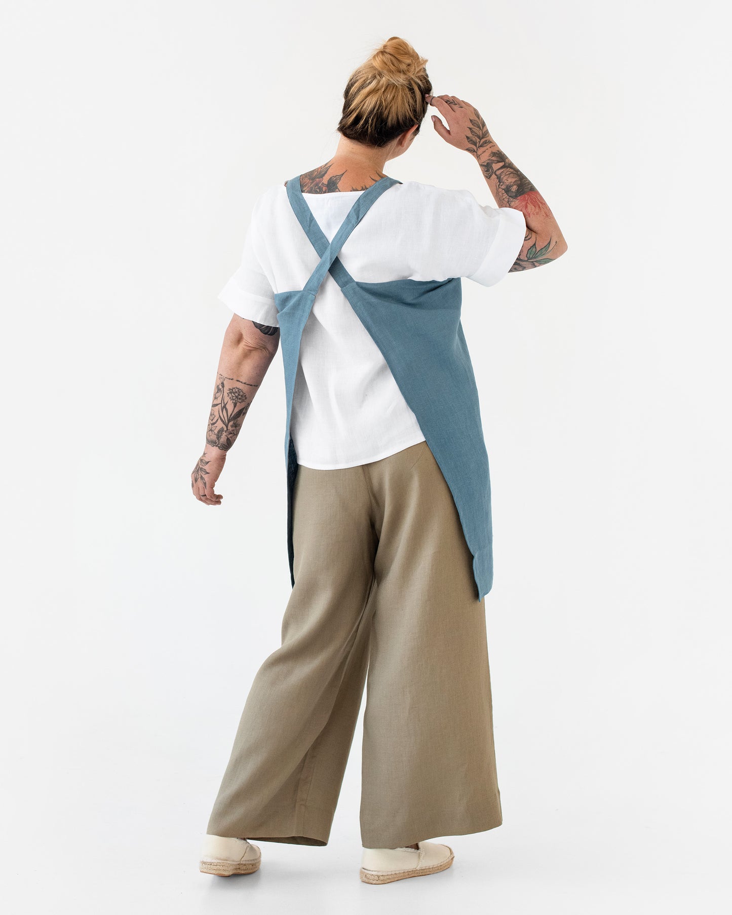 Japanese cross-back linen apron in Gray blue - MagicLinen