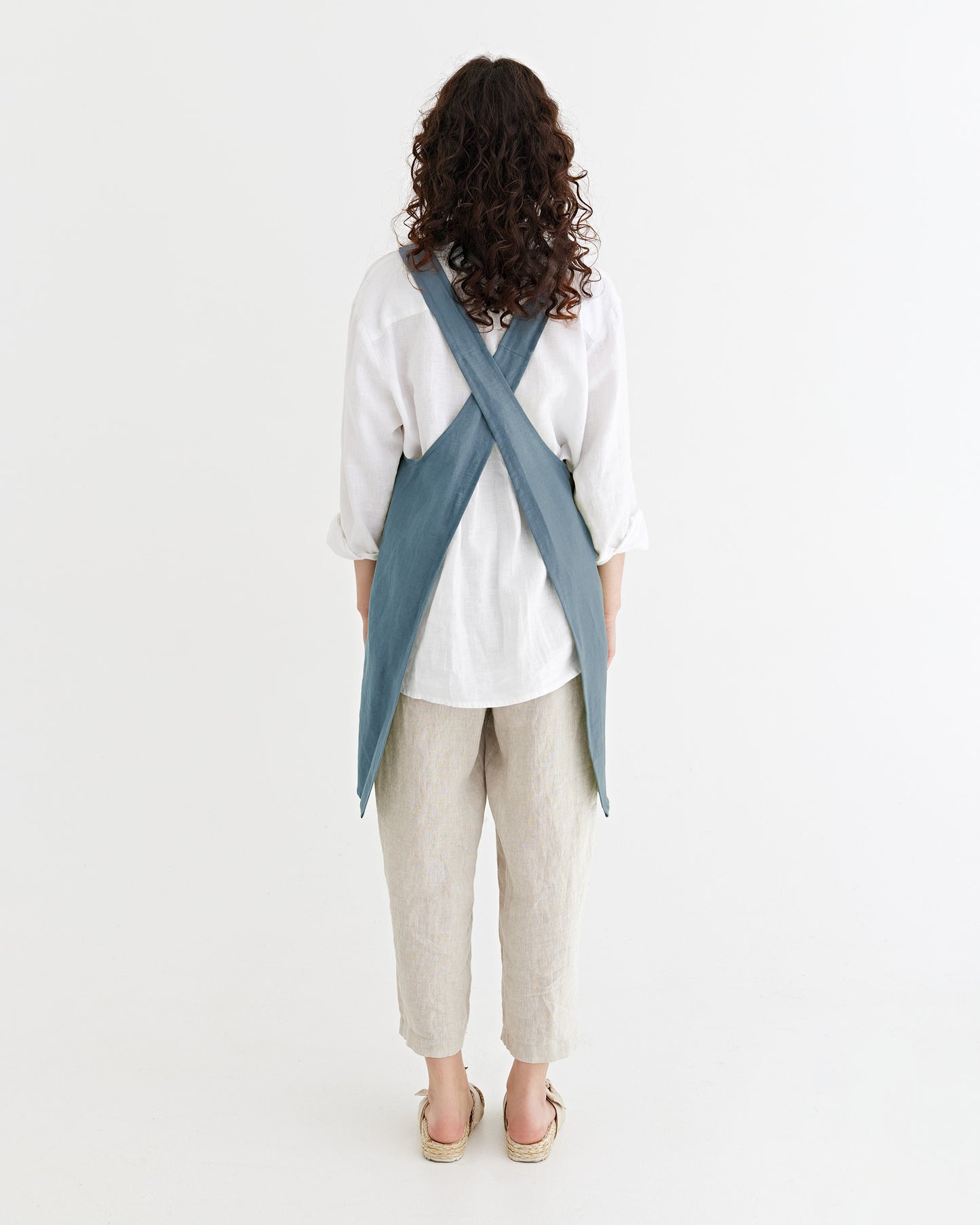Pinafore cross-back linen apron in Gray blue