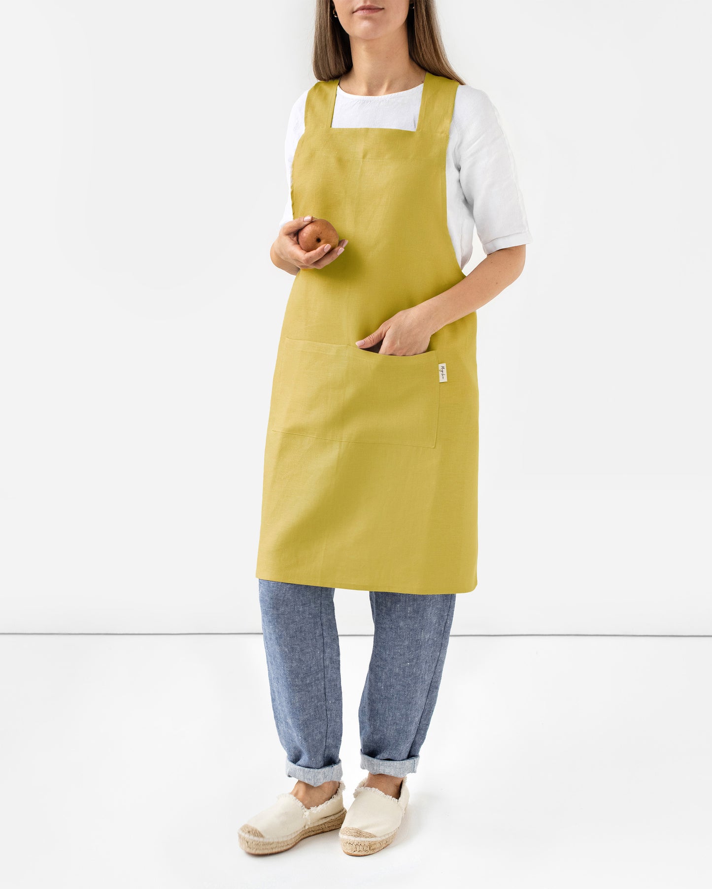 Pinafore cross-back linen apron in Moss Yellow | MagicLinen