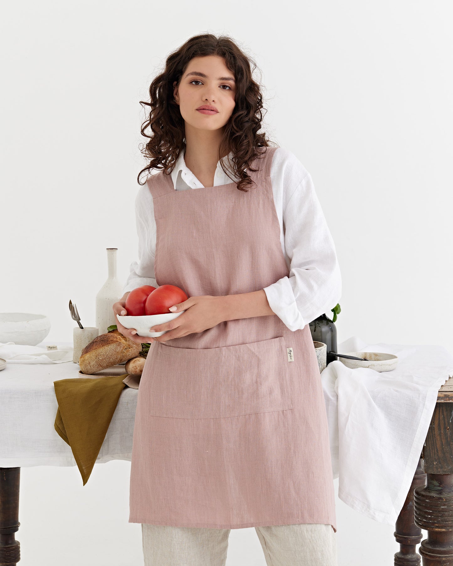 Pinafore cross-back linen apron in Woodrose | MagicLinen