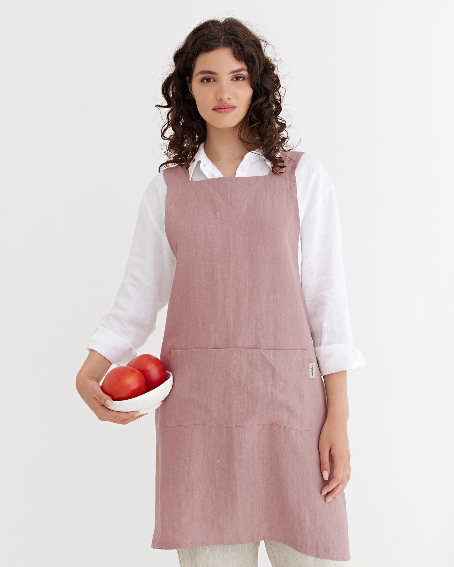 Pinafore cross-back linen apron in Woodrose