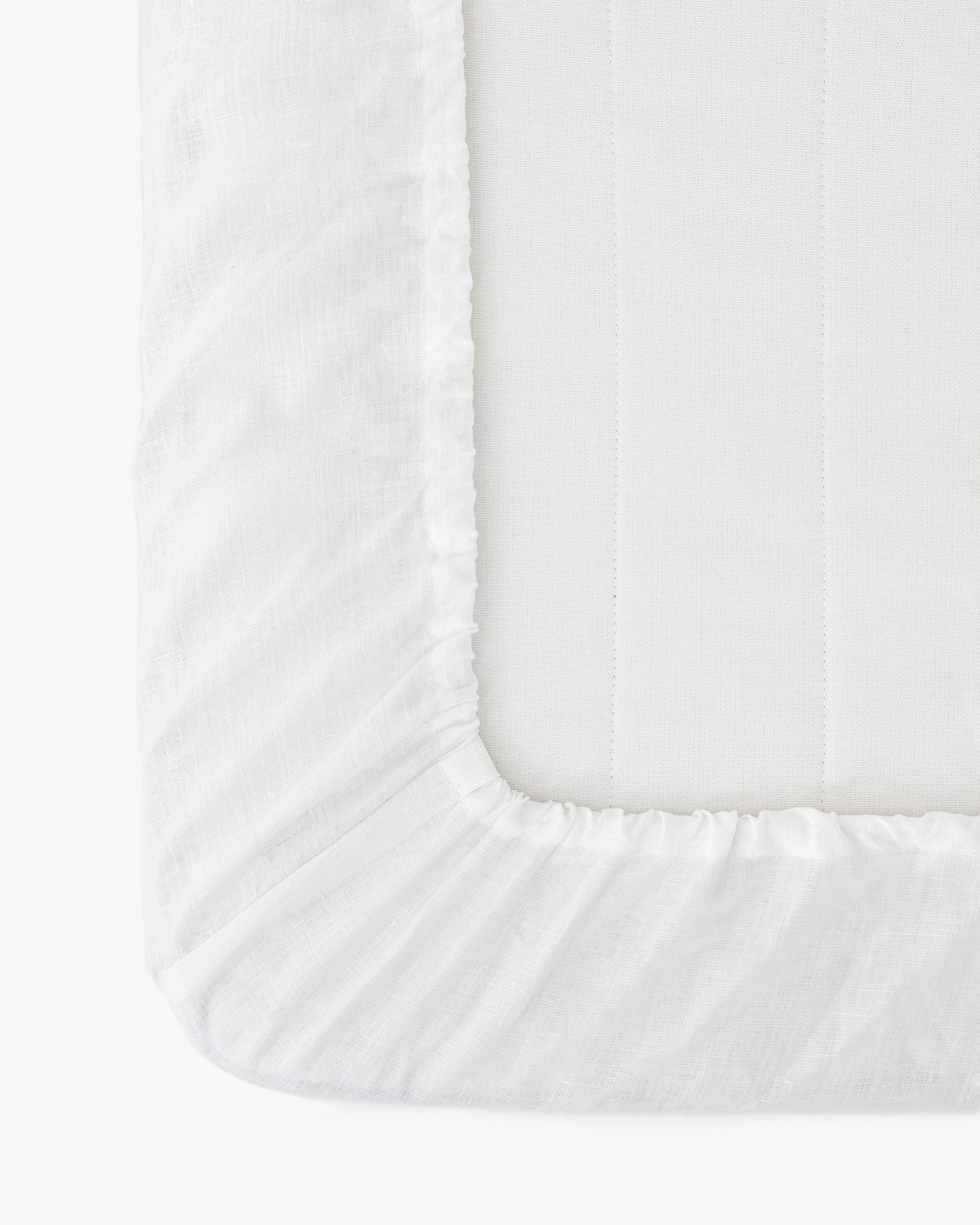 Machine-washable white linen sheet for family homes