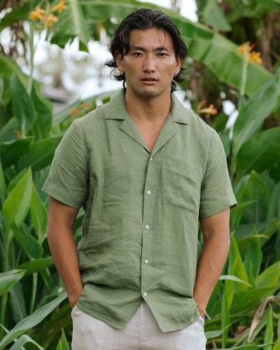 Short-sleeved breezy men's linen shirt HAWI in Forest green - MagicLinen