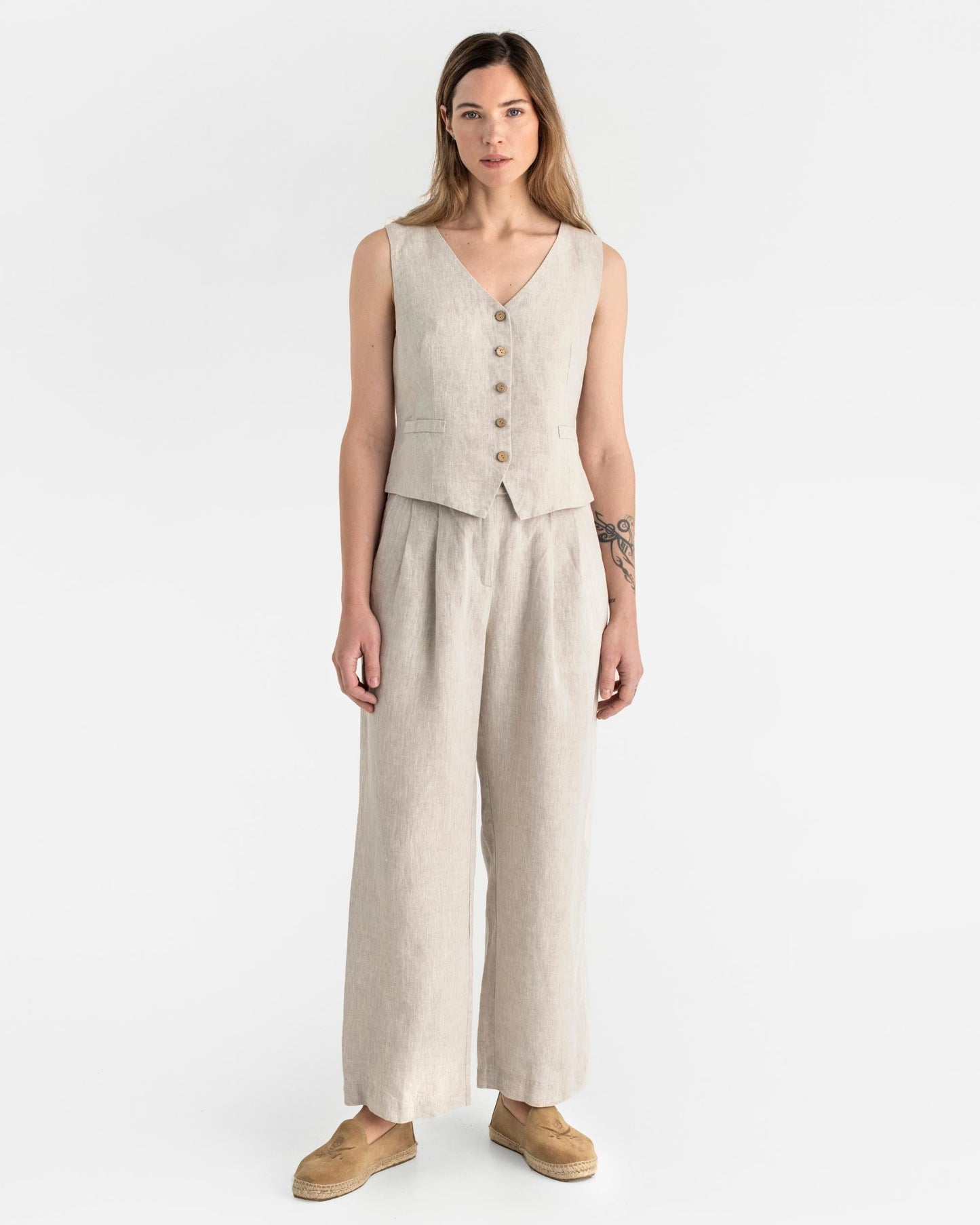 Classic linen vest OBIDOS in Natural melange - MagicLinen modelBoxOn