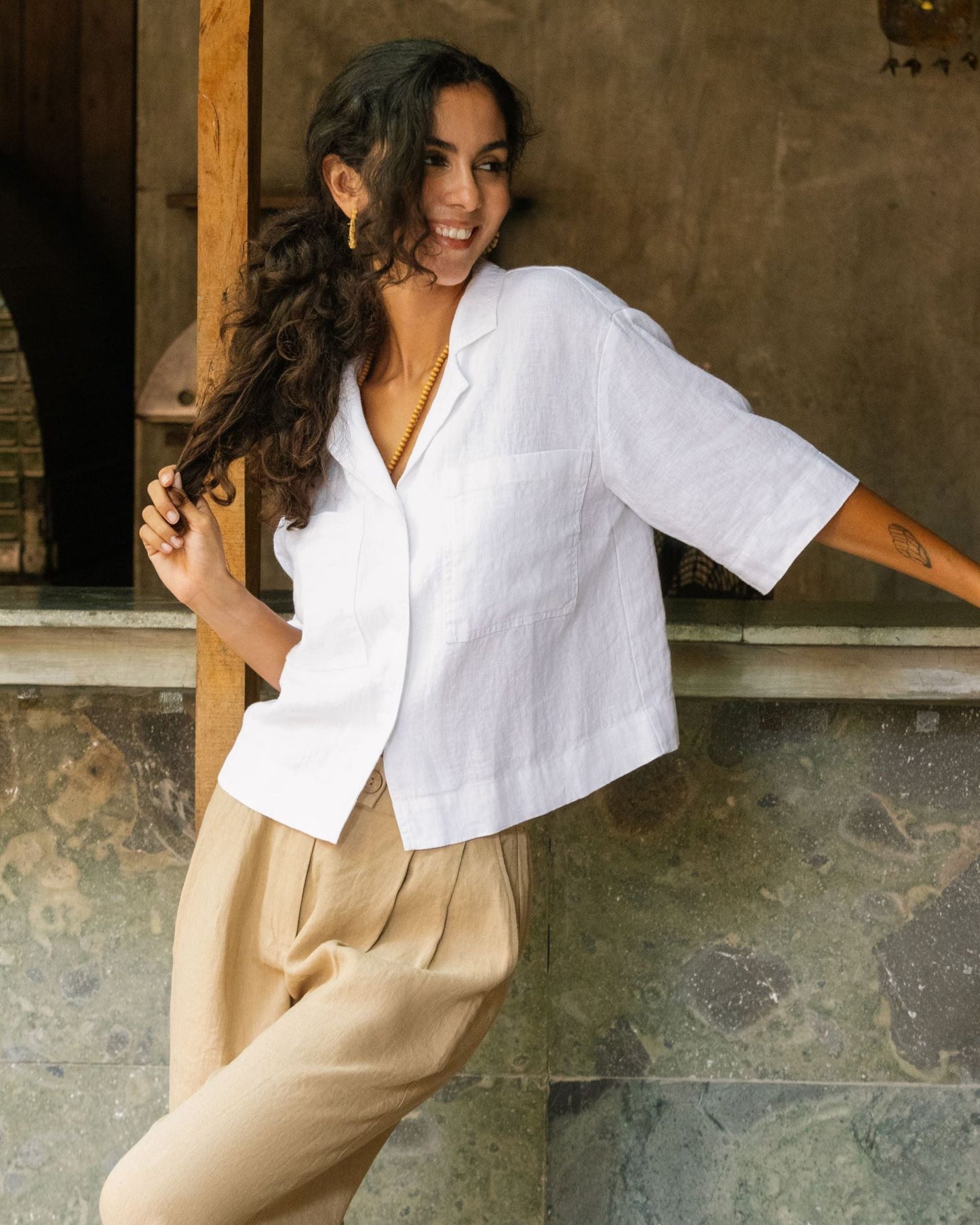 Linen camp shirt ORVIETO in White - MagicLinen modelBoxOn2