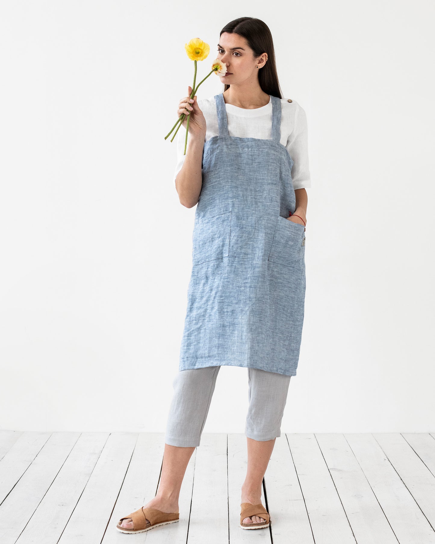 Japanese cross-back linen apron in Blue melange - MagicLinen
