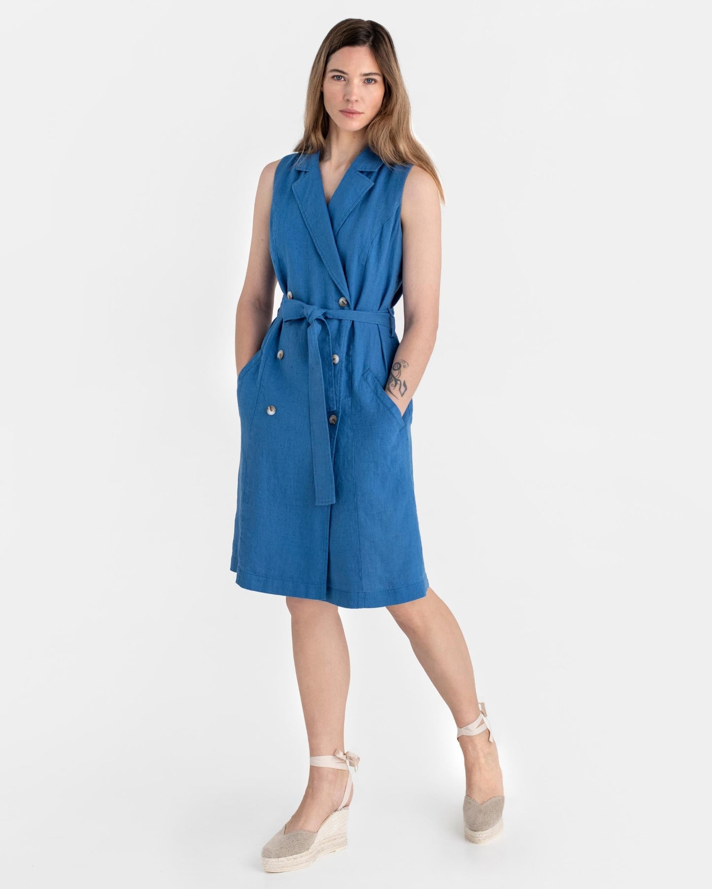 Trench linen dress LISBON in Cobalt blue - MagicLinen modelBoxOn