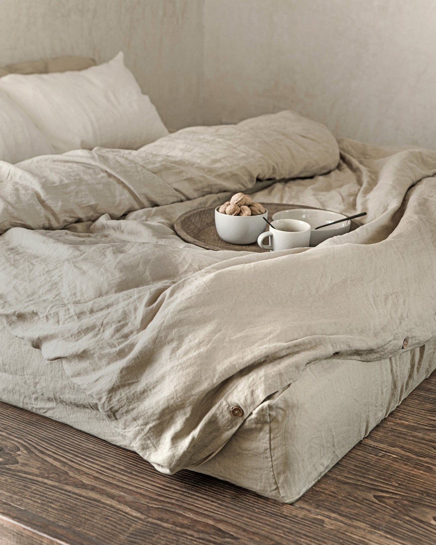 Stone-washed natural linen pillowcases and flat sheet for breathable comfort