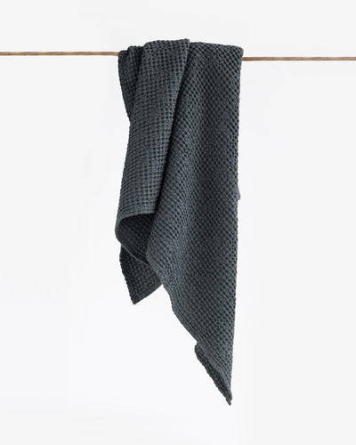 Waffle Bath Towel in Dark gray - MagicLinen