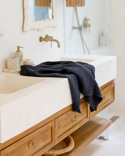 Waffle Bath Towel in Dark gray - MagicLinen