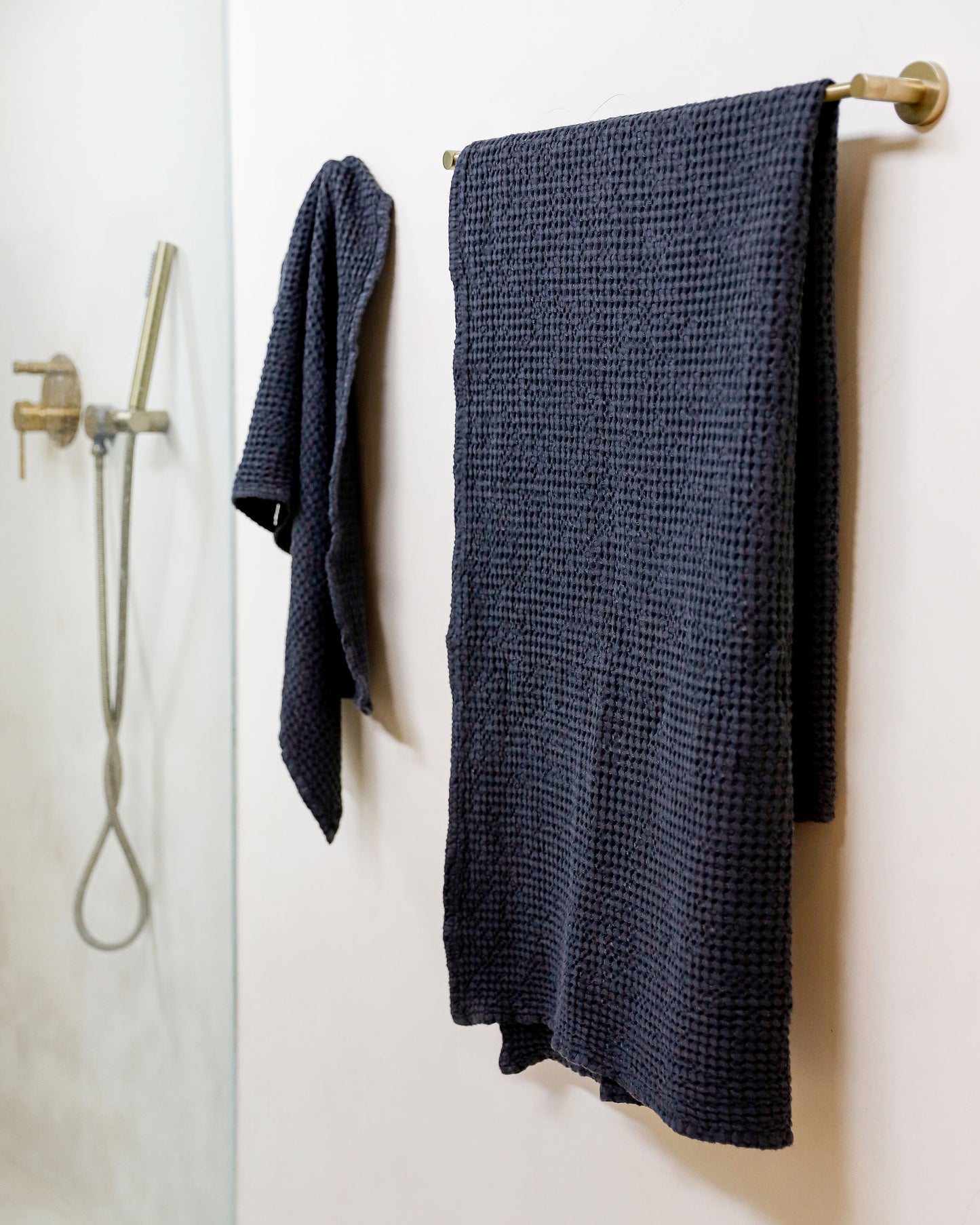 Dark gray waffle towel set (3 pcs) - MagicLinen