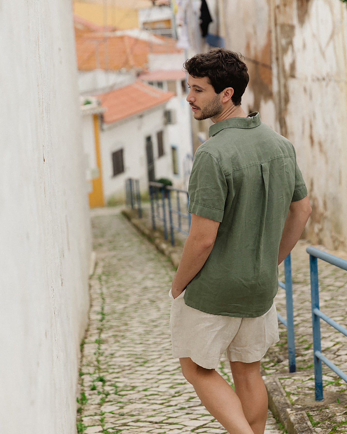 MagicLinen Mist green DENVER linen shirt, fitted silhouette through chest and shoulders