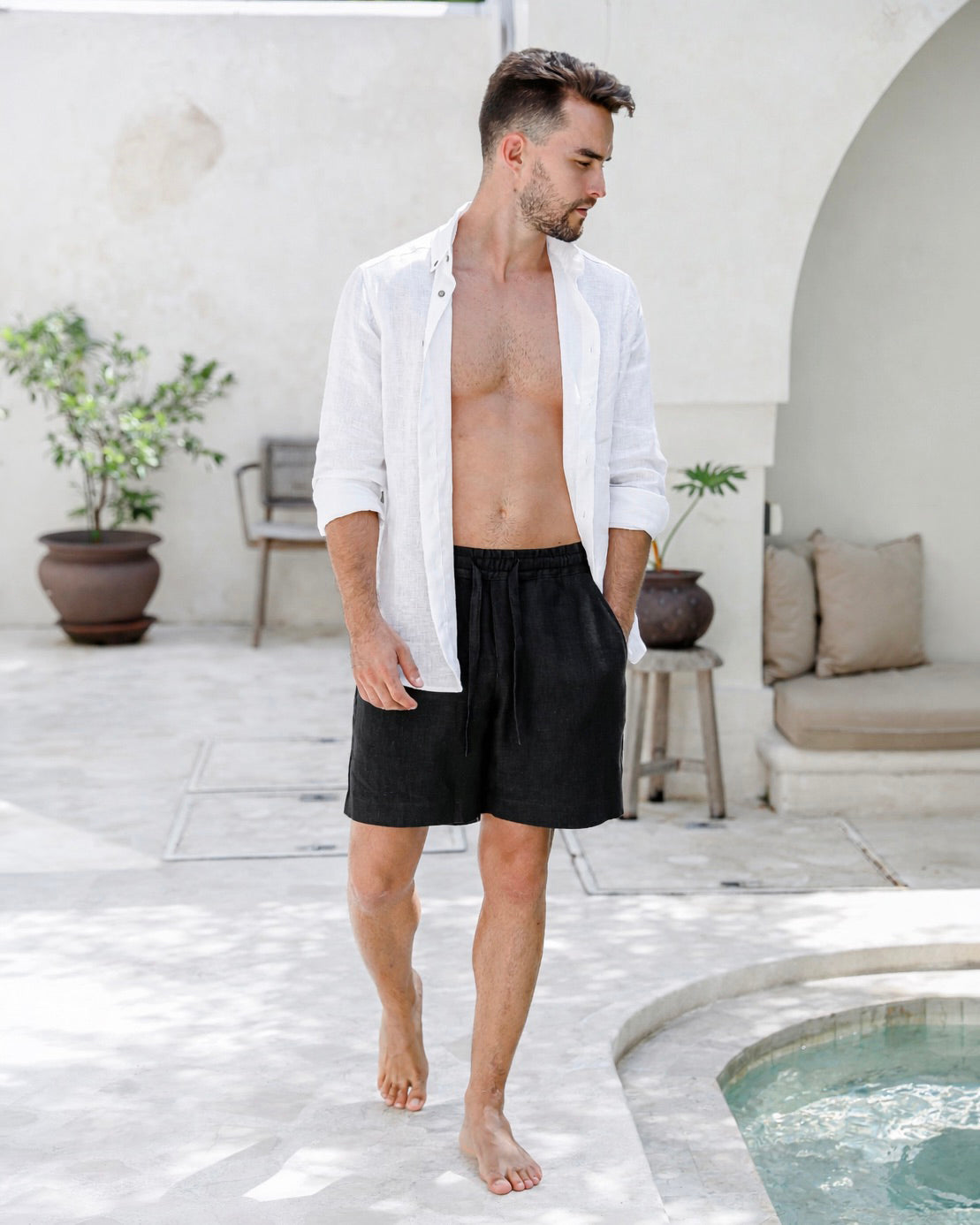 Men's linen shorts STOWE in Black - MagicLinen modelBoxOn2