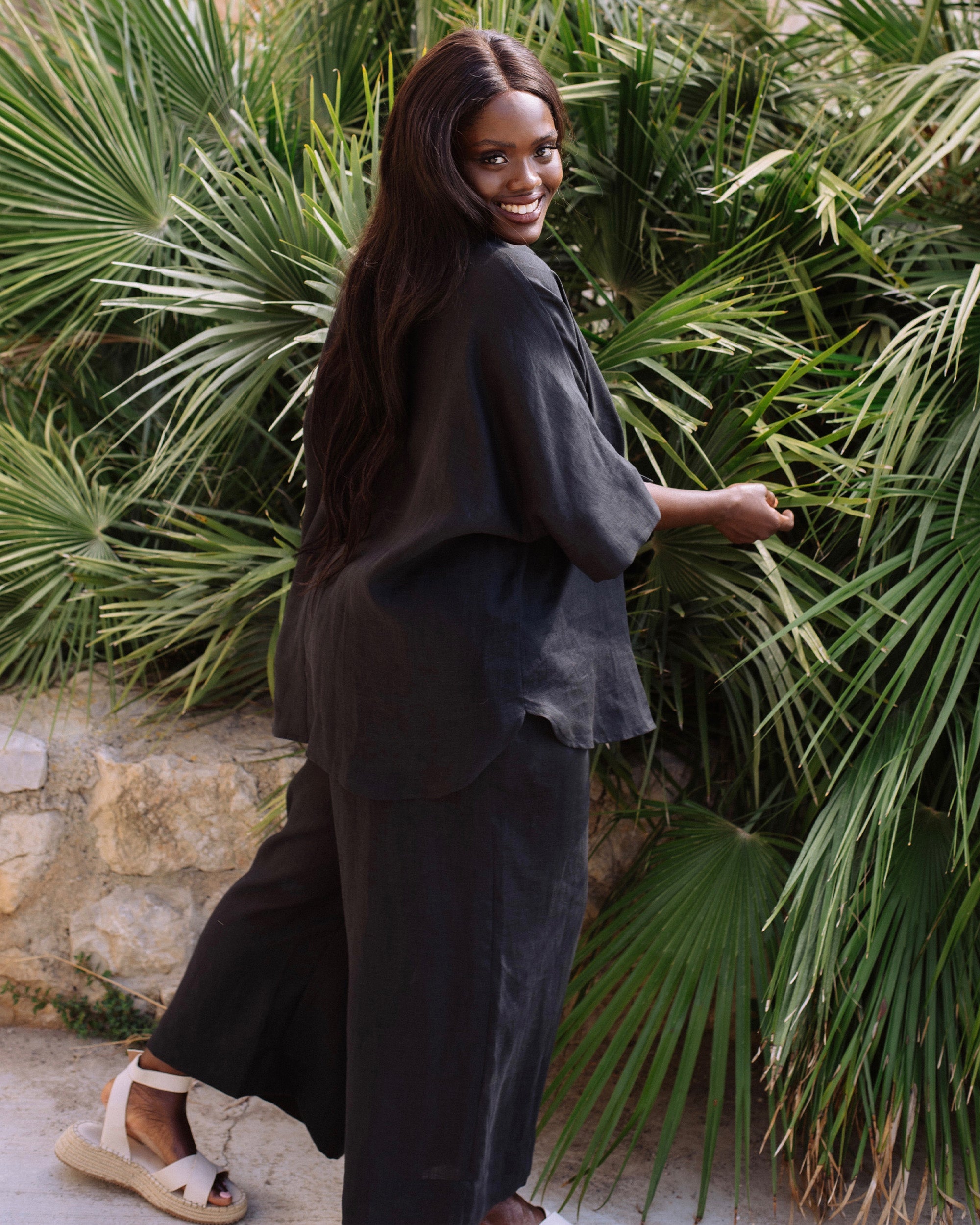 Short-sleeved Linen Top CABRERA in Black | MagicLinen