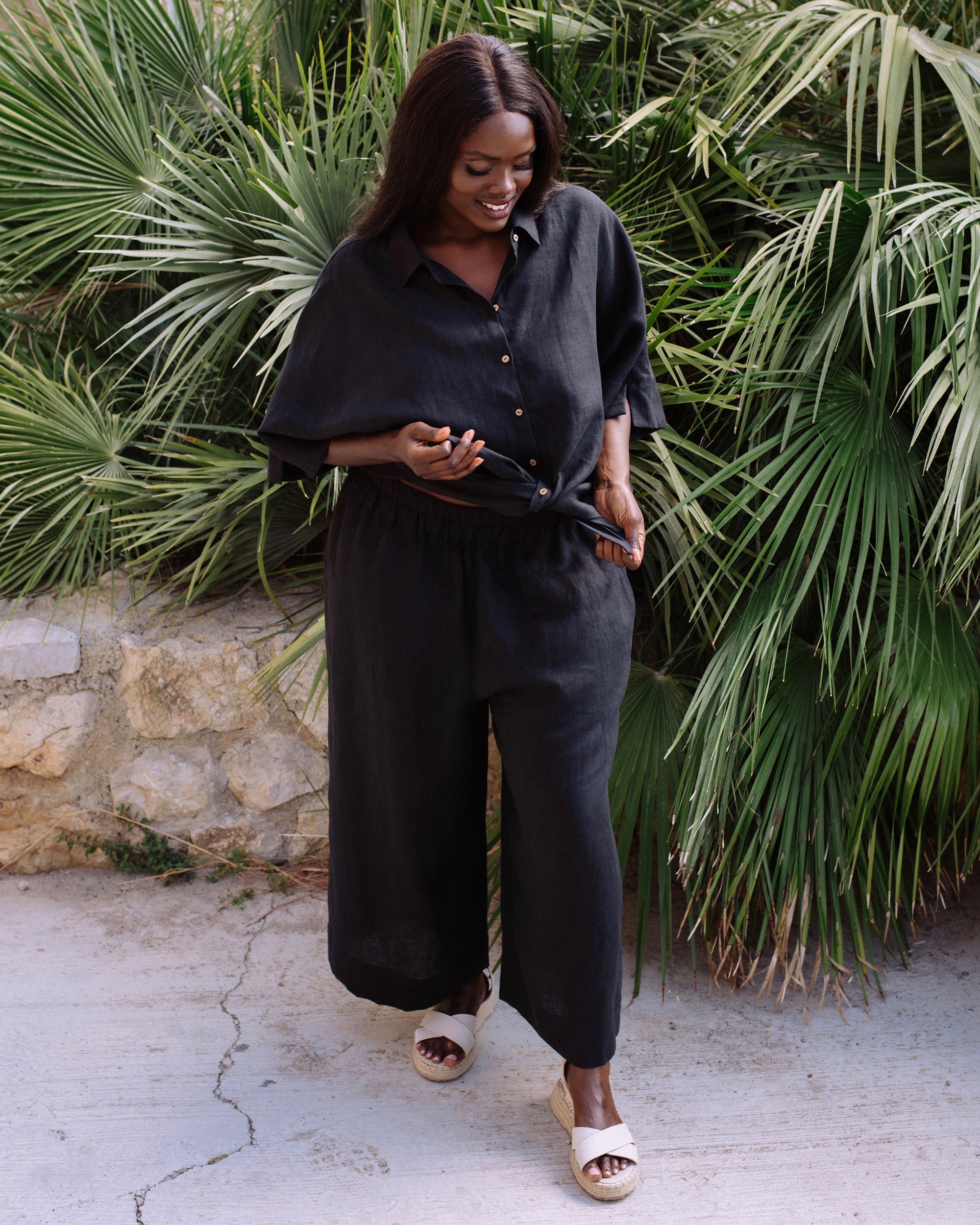Short-sleeved Linen Top CABRERA in Black | MagicLinen