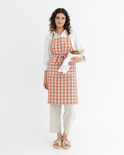 Latzschürze aus Leinen in rotem Gingham