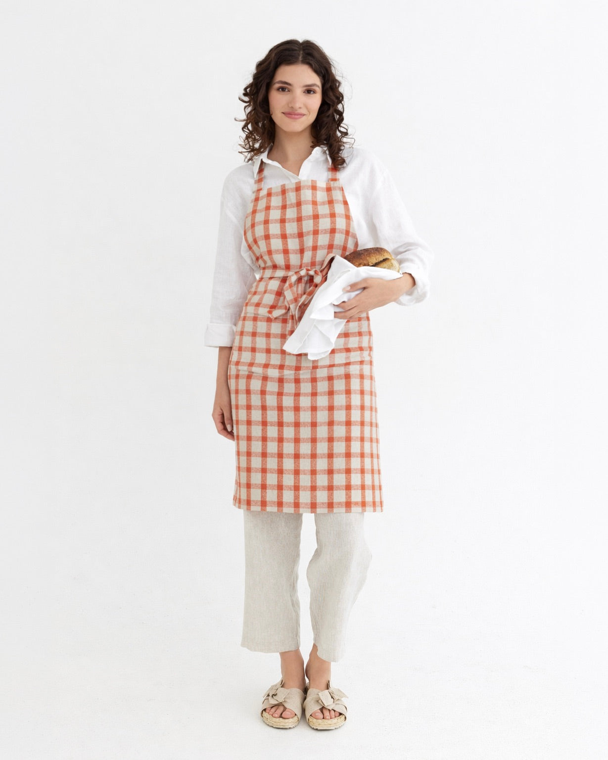 Latzschürze aus Leinen in rotem Gingham