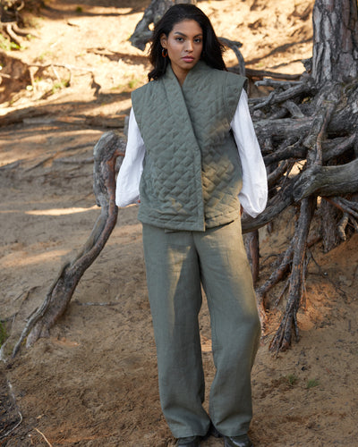 Linen quilted vest FONNI in Dark green | MagicLinen modelBoxOn