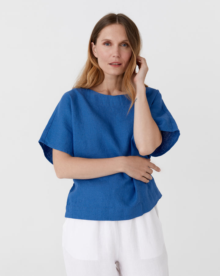 Loose-fit linen top MIDWAY in Cobalt blue - MagicLinen modelBoxOn