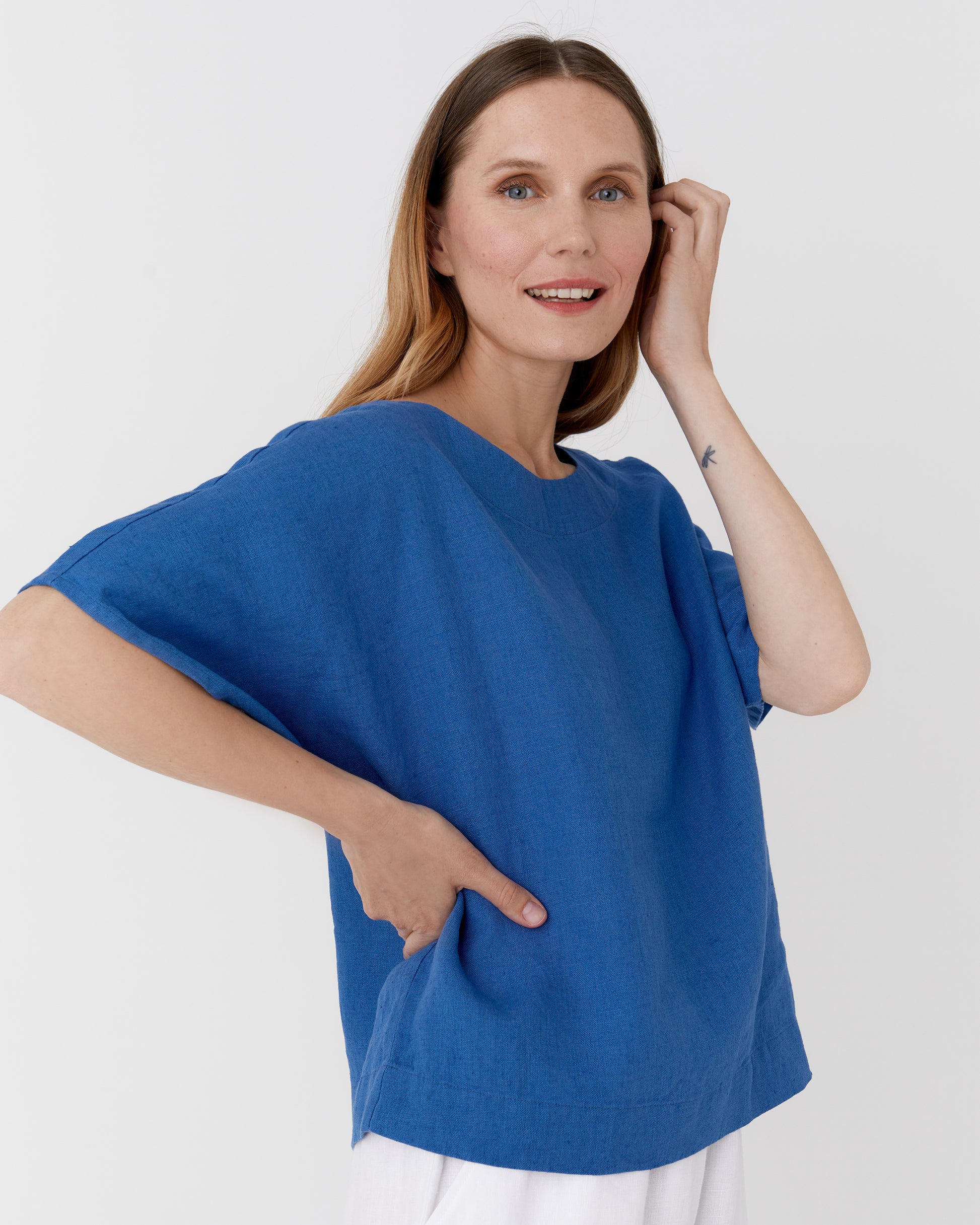 Loose-fit linen top MIDWAY in Cobalt blue - MagicLinen