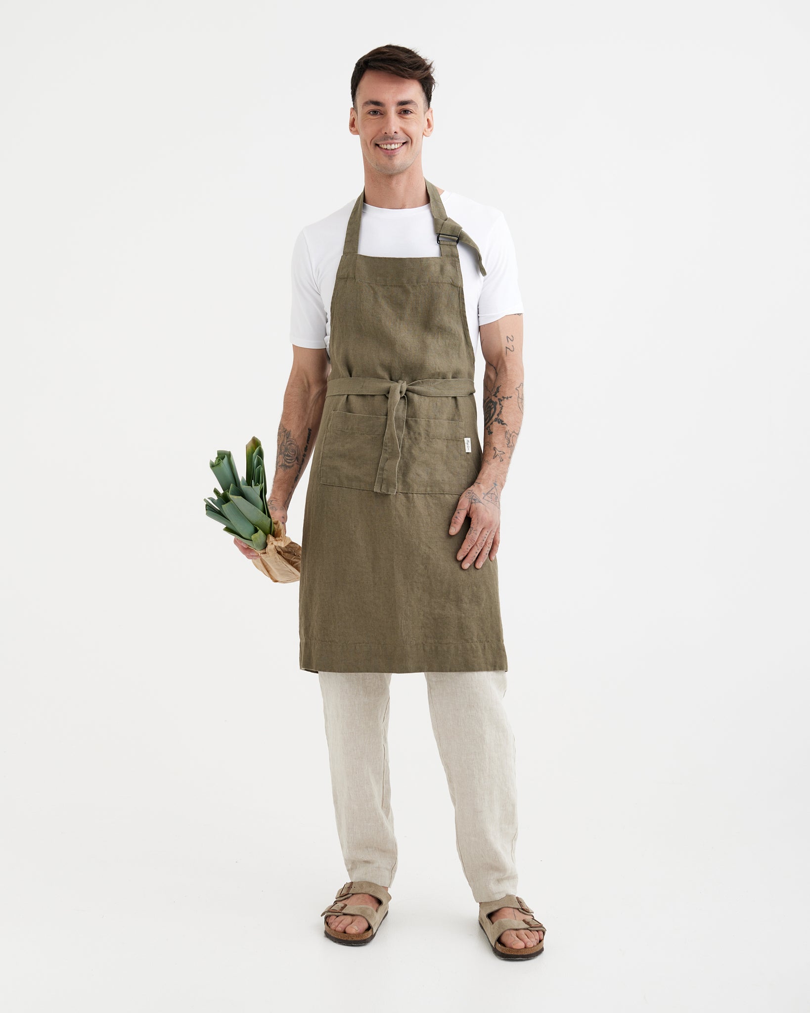 Men's linen apron in Dark green | MagicLinen