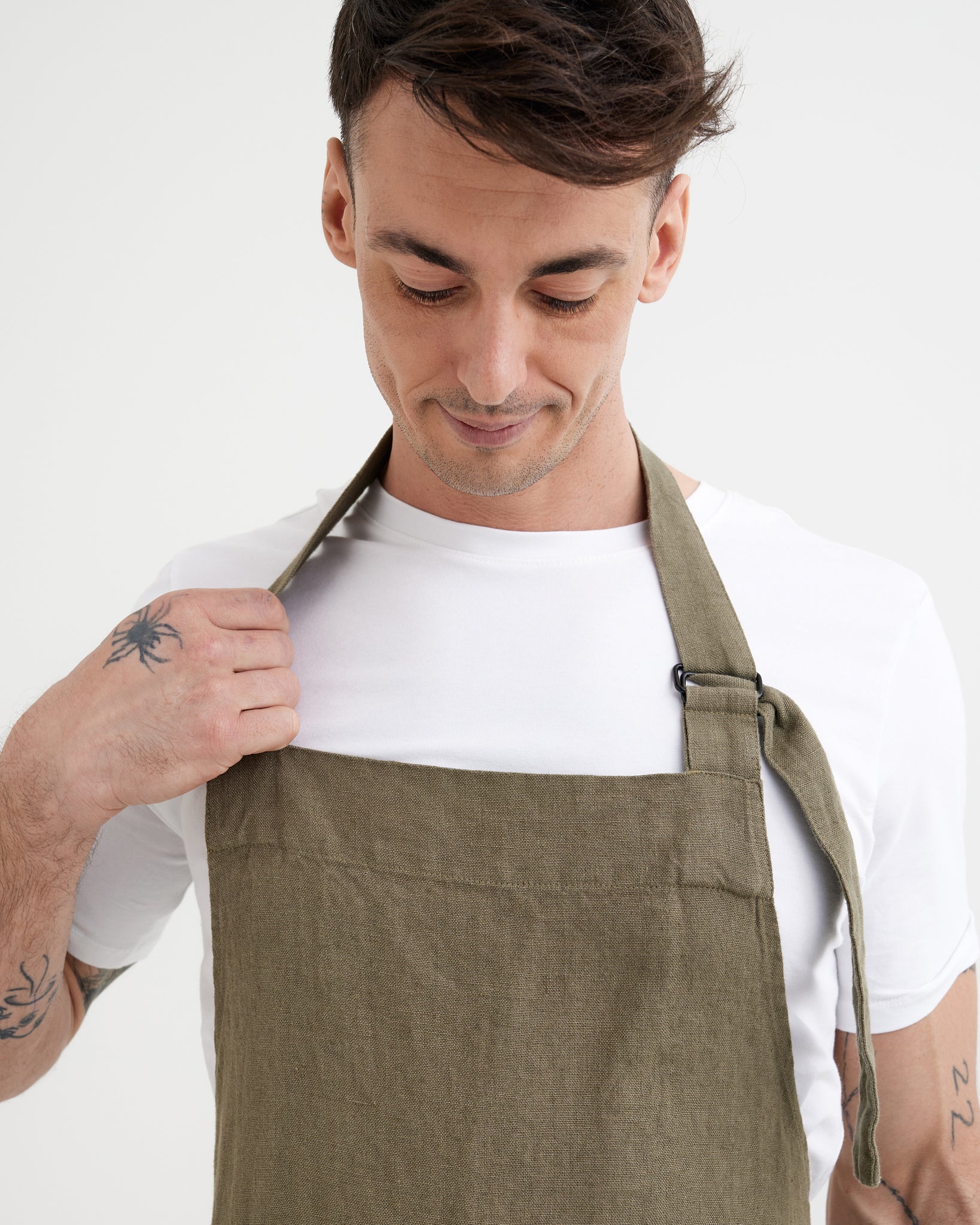 Men's linen apron in Dark green | MagicLinen