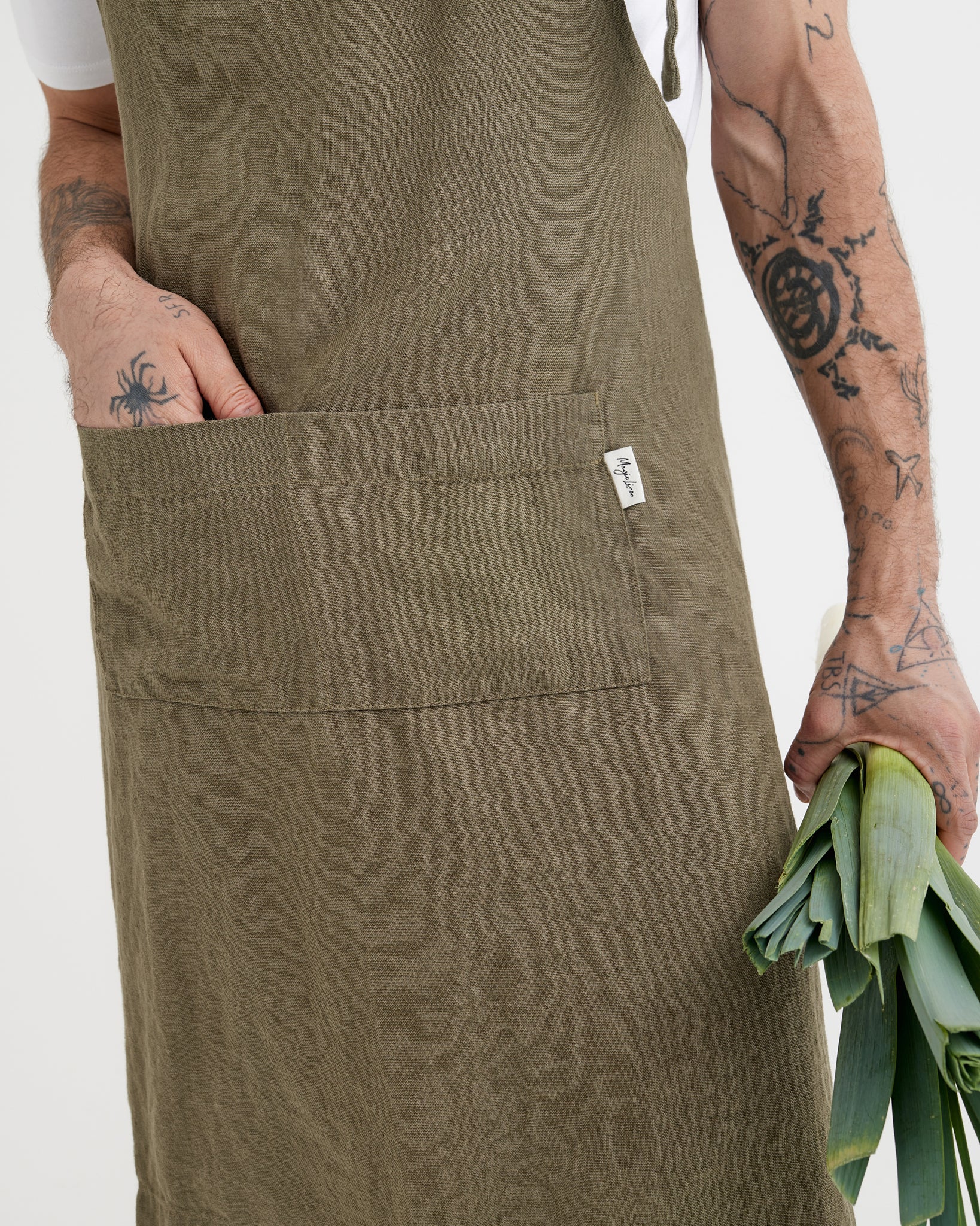 Men's linen apron in Dark green | MagicLinen