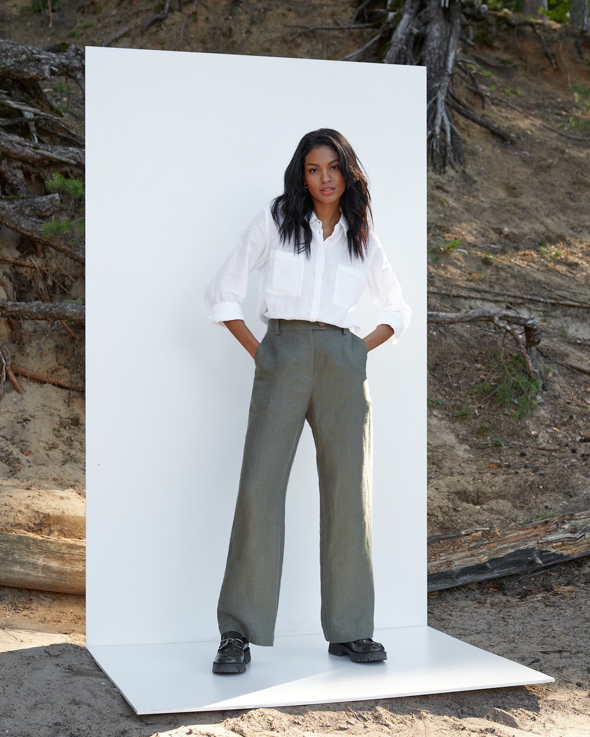 Linen pants Naples in Dark green | MagicLinen modelBoxOn2